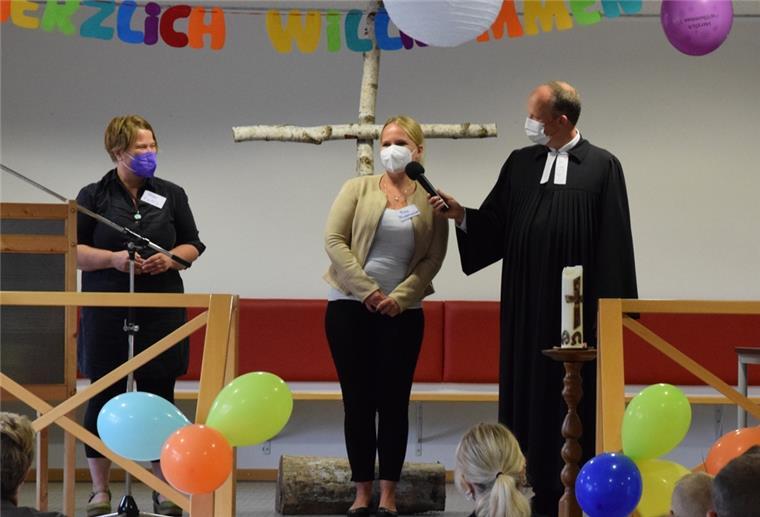 Pastor Markus Stamme interviewte im Einschulungsgottesdienst für Fünftklässler zwei Klassenlehrerinnen der Oberschule Selsingen.