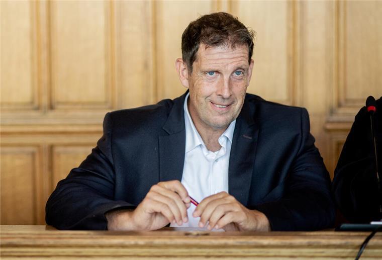 Prozess gegen Bremer Pastor Latzel vorläufig eingestellt Der angeklagte Pastor Olaf Latzel sitzt vor Prozessbeginn in einem Gerichtssaal im Landgericht Bremen.