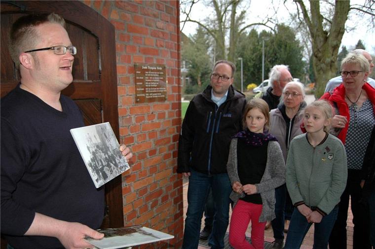 Sittensen: "Entdeckerabend" entlang der Landesstraße Pastor Sven Kahrs (links) nahm seine Gäste mit auf eine Entdeckertour auf den Sittenser Kirchturm.