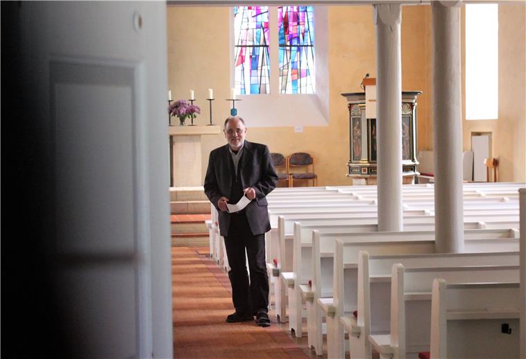 Gottesdienst: Ein Wechselspiel aus Nähe und Distanz Pastor Wolfgang Preibusch aus Kirchtimke darf seit Sonntag wieder Gläubige in seiner Kirche begrüßen.