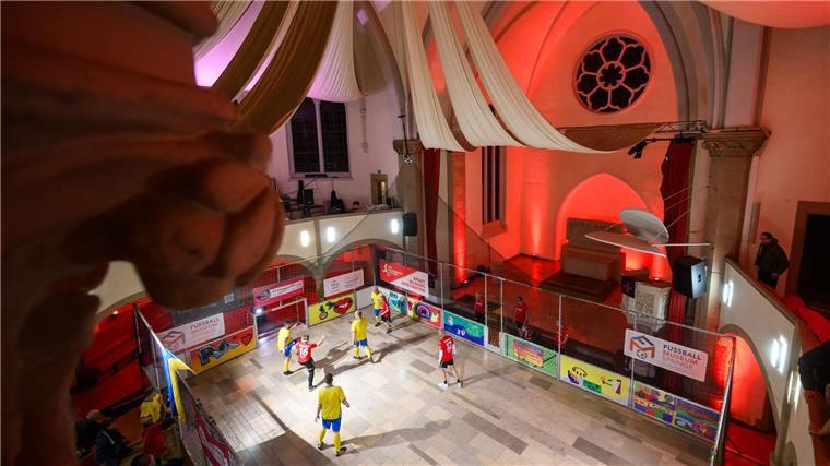 Das Pastoren-Derby: Hannover - Braunschweig in der Kirche Pastoren und Mitarbeiter der Diakonie aus Hannover und Braunschweig spielten in der Lutherkirche gegeneinander Fußball.
