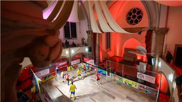 Pastoren und Mitarbeiter der Diakonie aus Hannover und Braunschweig spielten in der Lutherkirche gegeneinander Fußball.