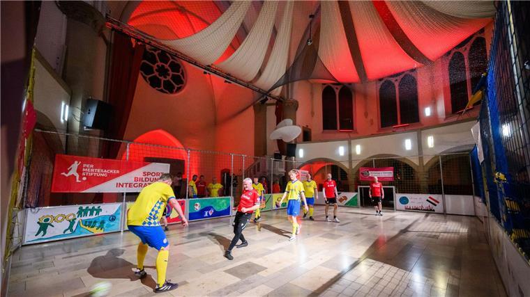 Das Pastoren-Derby: Hannover - Braunschweig in der Kirche Pastoren und Mitarbeiter der Diakonie aus Hannover und Braunschweig wollten ein Zeichen setzen, dass Ausschreitungen nicht zum Fußball gehören.