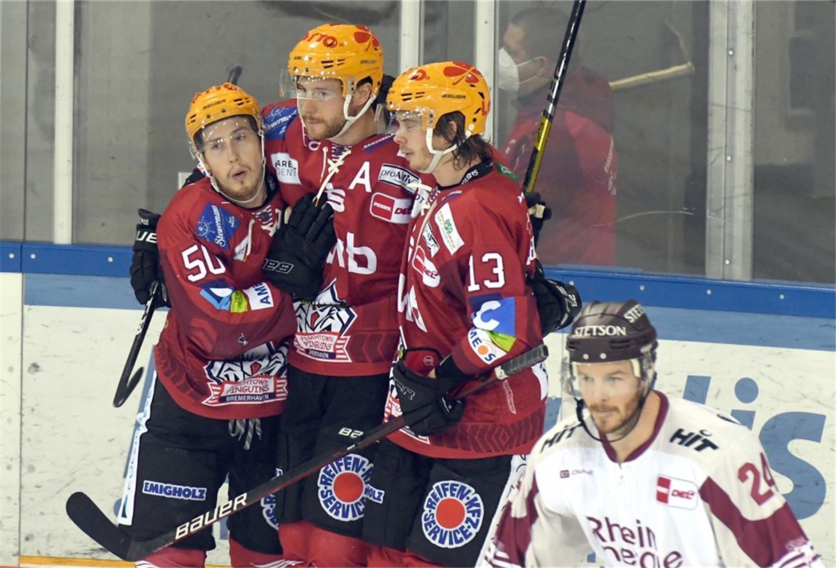 Pinguins haben den nächsten Sieg im Blick Patch Alber (von links), Jan Urbas und Ziga Jeglic bejubeln ein Tor der Fischtown Pinguins. Sie hoffen auch gegen Iserlohn auf einen Erfolg.