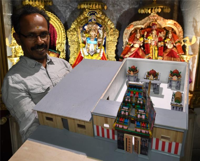 Kuh hat entschieden: Pläne für Hindu-Tempel in Bremen Pathmakaran Pathmanathan, Gemeindesprecher und Gründer der Hindu-Gemeinde in Bremen, hält im alten Tempel das Modell für den neuen Tempel in den Händen. Die Pläne für den Bau des Hindu-Tempels in Bremen schreiten voran.