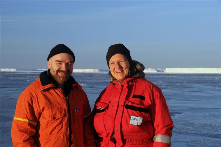 Patient wohlauf: Schiffsärztin Dr. Ursula Stüwe hat „Chief“ Olaf Ziemann 2011 auf der "Polarstern" operiert. 