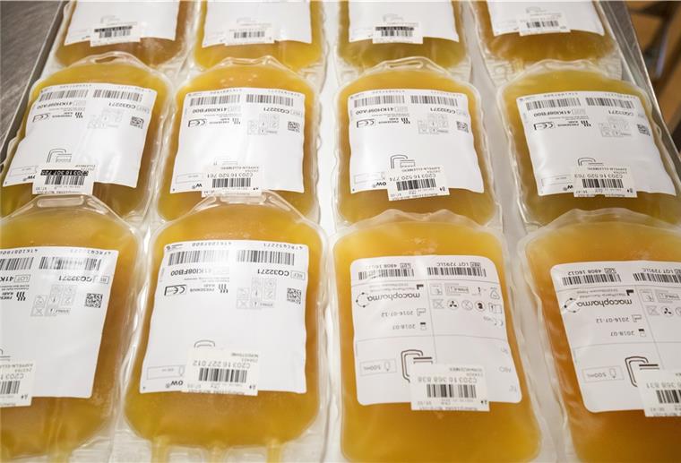 Corona-Patienten können mit Plasmaspende anderen helfen Beutel mit gespendetem Plasma mit Antikörpern gegen das Corona-Virus.