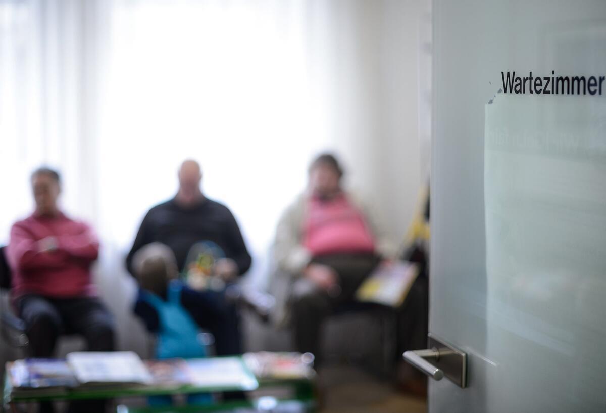 Patienten warten im Wartezimmer einer Arztpraxis.