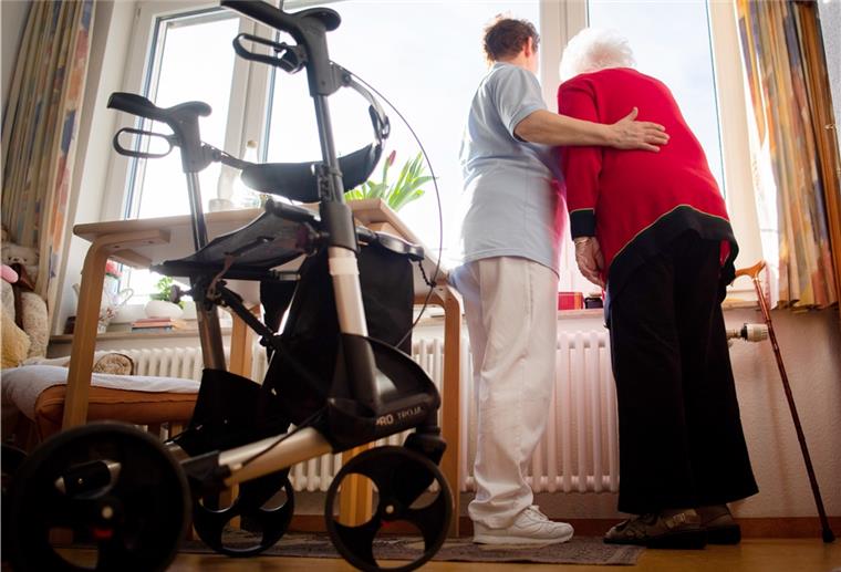 Patientenschützer fordern, dass die Staatsanwaltschaft bei Ketteninfektionen mit dem Coronavirus in Pflegeheimen auch ohne Anzeigen tätig wird.