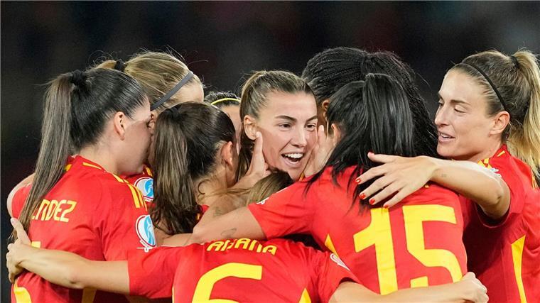 Die spanische Offensive bändigen Patri Guijarro (Mitte) ist einer der Stars der spanischen Mannschaft, die im Halbfinale der Fußball-EM gegen Deutschland spielt.