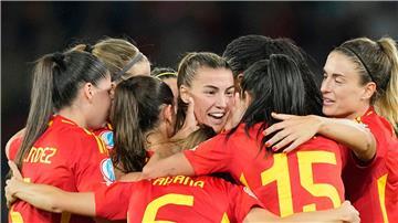 Patri Guijarro (Mitte) ist einer der Stars der spanischen Mannschaft, die im Halbfinale der Fußball-EM gegen Deutschland spielt.