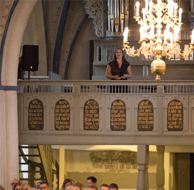 Patricia Jaeschke bei einem Auftritt in einer Kirche. 