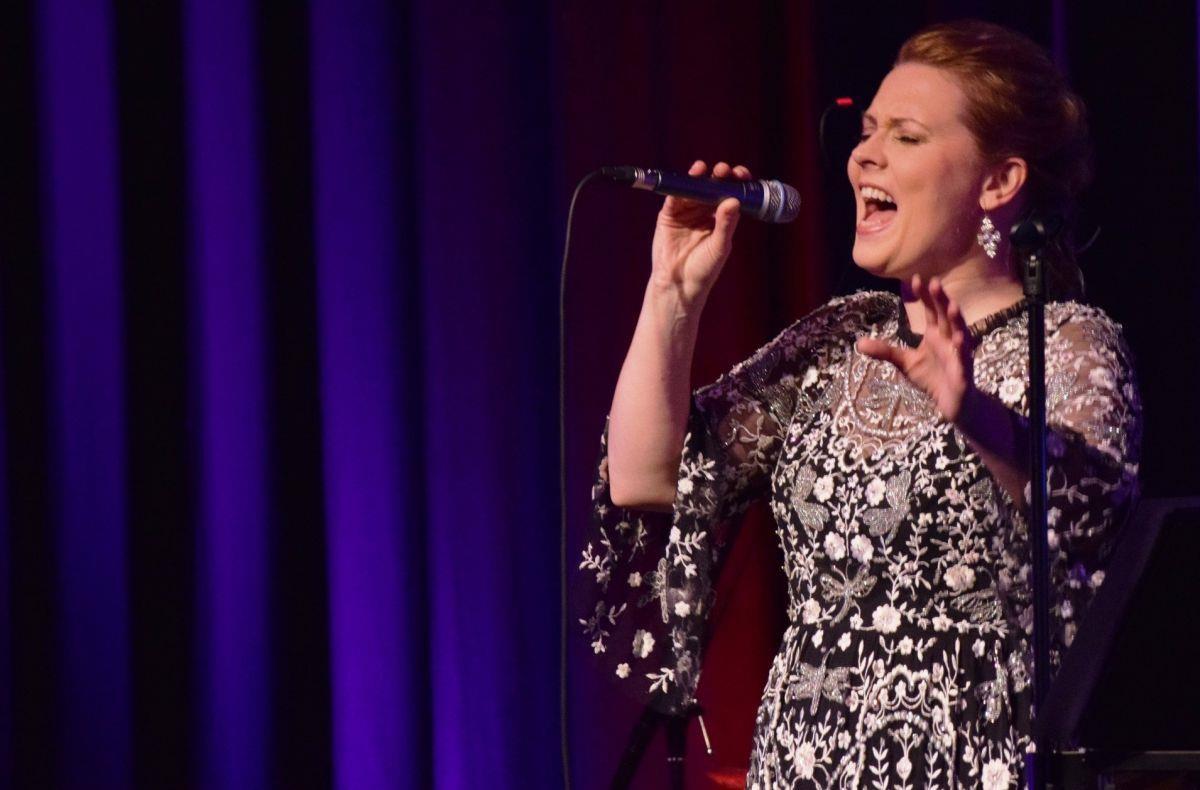 Patricia Kelly, die von erstklassigen Musikern begleitet wurde, sang – mal zart, mal kraftvoll – deutsche, englische, aber auch spanische Weihnachtslieder.