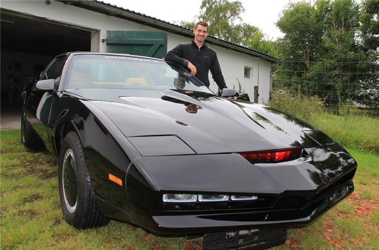 Hier kommt der Knight Rider aus Cuxhaven Patrick Dahlhaus (39) hat sich seinen Kindheitstraum erfüllt. Mit viel Liebe zum Detail hat der Cuxhavener das Auto seiner Lieblingsserie "Knight Rider" nachgebaut.