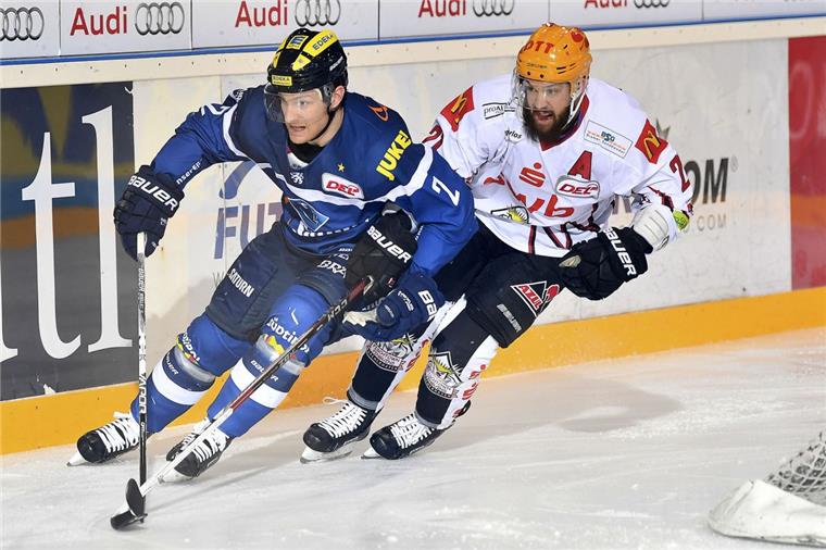 Wegen Hilfe in der Not: Fischtown Pinguins bedanken sich beim ERC Ingolstadt Patrick McNeil (Nr.2, ERC Ingolstadt) und Jason Bast (Nr.21, Fischtown Pinguins Bremerhaven)
Foto: ISPFD