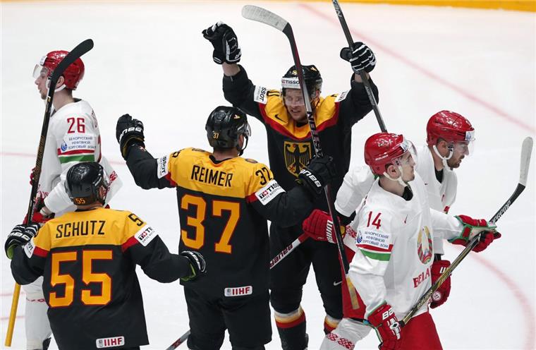 5:2 gegen Weißrussland: Eishockey-Team träumt vom Viertelfinale Patrick Reimer und Patrick Hager jubeln über den Treffer zum 3:0 gegen Weißrussland.