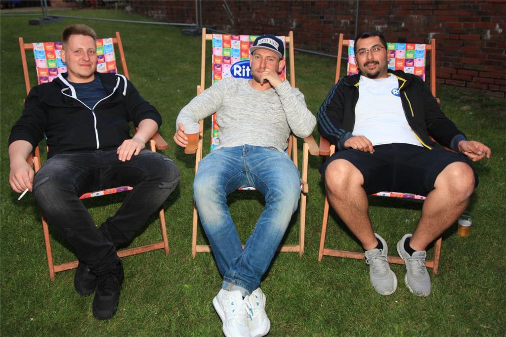 Patrick, Reincke und Murat chillen vorm grossen Ansturm.