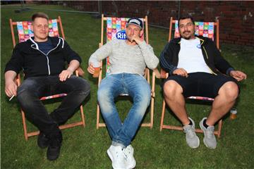 Patrick, Reincke und Murat chillen vorm grossen Ansturm.