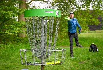 Patrick Roth vom Verein Albatrosse Bremerhaven ist regelmäßig in Sachen Discgolf im Bürgerpark unterwegs.