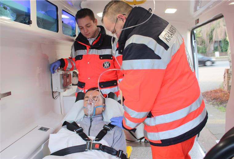 Adrenalin bei Einsatzfahrten Patrick Schütt (links) und Pascal Schröder versorgen den Patienten mit Sauerstoff.