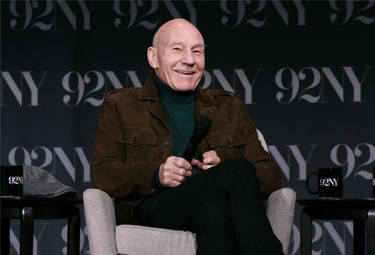 Patrick Stewart wird 85 - Für immer Jean-Luc Picard Patrick Stewart spricht auf der Bühne nach einer Vorführung von „Star Trek: Picard“.