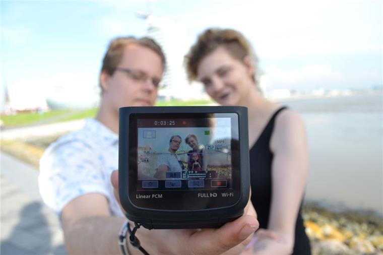 Diese beiden Youtuber kommen aus Bremerhaven Patrick Szalewicz aus Mitte und Franziska Schulkowski aus Lehe filmen sich auf dem Willy-Brandt-Platz. Die beiden Bremerhavener träumen davon, irgendwann mal von ihren Youtube-Videos leben zu können.