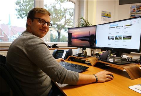 Patrik Poelmeyer vom Tourismus-Service Butjadingen zeigt die neuen Online-Inhalte des Urlaubsmagazins.
