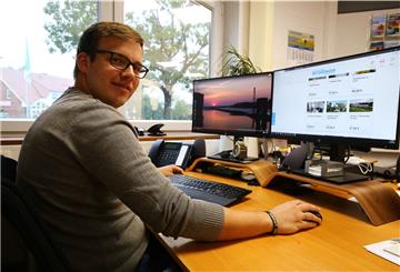 Patrik Poelmeyer vom Tourismus-Service Butjadingen zeigt die neuen Online-Inhalte des Urlaubsmagazins.