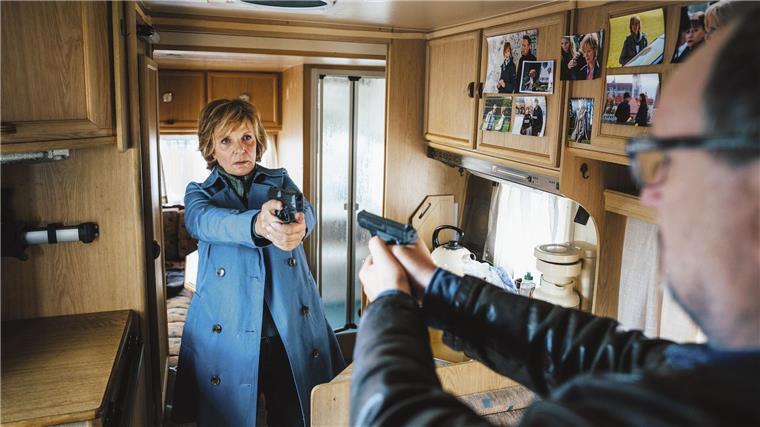 „Kommissarin Lucas“ holt mit letztem Fall den Quotensieg Patt-Situation: Kommissarin Lucas (Ulrike Kriener) und ihr alter Kollege Wolfram Truss (Rainer Bock) richten ihre Waffen aufeinander.