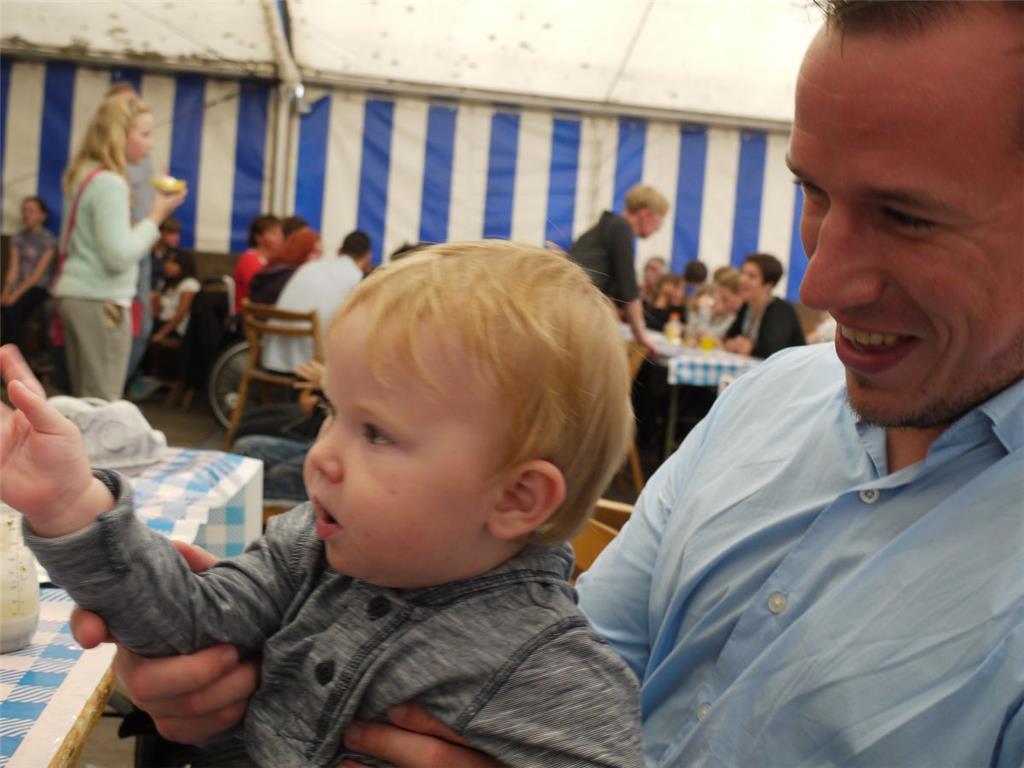 Paul (14 Monate) möchte gern mit den Kindern auf der Bühne mitsingen und tanzen