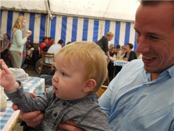 Paul (14 Monate) möchte gern mit den Kindern auf der Bühne mitsingen und tanzen