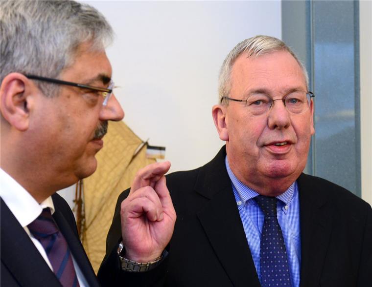 Bödeker zum Bürgermeister und Kämmerer in Bremerhaven ernannt Paul Bödeker (CDU) wird von Oberbürgermeister Melf Grantz (SPD) zum Kämmerer und Bürgermeister der Stadt Bremerhaven ernannt. Foto Scheer