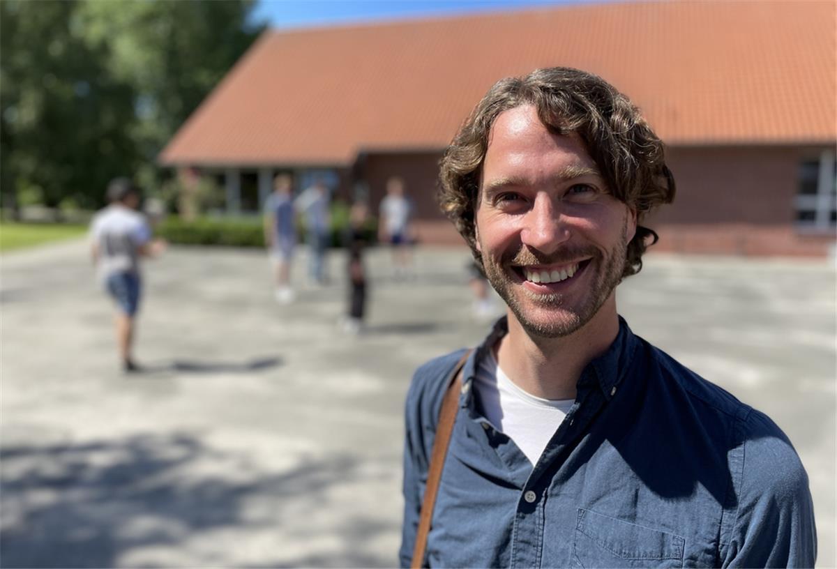 Paul Hecht übernimmt Schulsozialarbeit in Tossens Paul Hecht ist als Schulsozialarbeiter an der Zinzendorfschule in Tossens tätig. Fünf Jahre lang hat sich die Schule eine Fachkraft wie ihn nicht leisten können. Nun endlich gewährt der Schulträger die dafür nötigen Mittel.