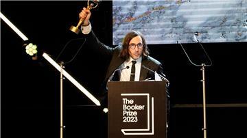Paul Lynch, Gewinner des Booker Prize 2023, feiert kurz nach der Bekanntgabe auf der Bühne  in London.