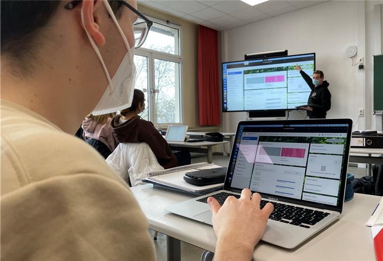 Zinzendorfschule angekommen in der Zukunft Paul Preissler hat gerade seinen Bildschirm mit der ganzen Klasse geteilt. Was er auf seinem Laptop sieht, sehen alle anderen auf dem Smartboard.