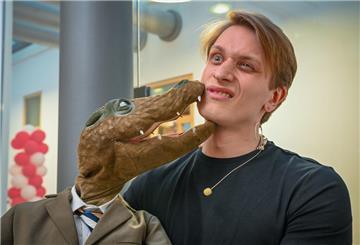 Paul Simon Kemner (rechts) erhält den Förderpreis der Stiftung der Weser-Elbe Sparkasse.