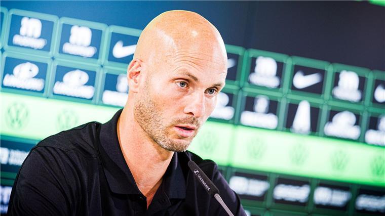 „Der Beste von ihnen ist Paul“: Wolfsburg stellt Trainer vor Paul Simonis bei seiner Vorstellung als neuer Trainer des VfL Wolfsburg.
