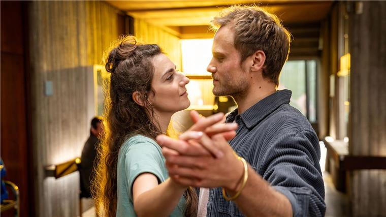Gemischtes Doppel: Der TV-Film „Nächte vor Hochzeiten“ Paul und Mely proben den Brautwalzer.