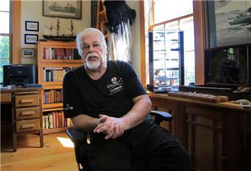 Paul Watson, Gründer der Sea Shepherd Conservation Society, die durch die Fernsehserie «Whale Wars» bekannt wurde, spricht in seinem Büro mit Journalisten. (zu dpa: «Walfanggegner Paul Watson wird nicht an Japan ausgeliefert»)