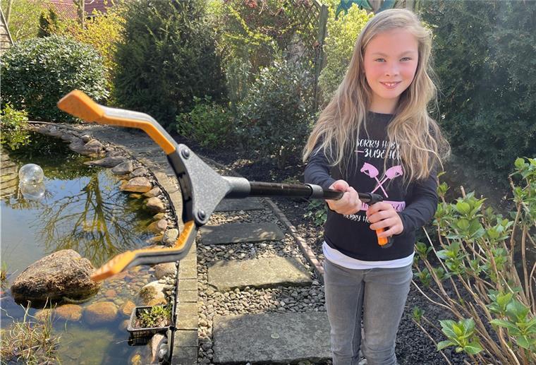Eine Neunjährige ist in Butjadingen im Einsatz für die Umwelt Paula hatte sich vom Osterhasen einen Müllgreifer gewünscht und ihn auch bekommen. Das war der Neunjährigen wichtiger als Schokoeier und Spielzeug.