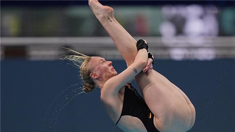 Überraschung im Wasserspringen: Pfeif gewinnt WM-Silber Pauline Pfeif feiert in Singapur den größten Erfolg ihrer bisherigen Karriere.