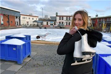 Pauline von Zelewski ist bereit für jede Menge Winterspaß. Doch die Eröffnung der Eisbahn musste verschoben werden.