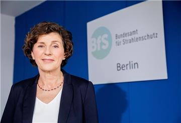 Inge Paulini, Präsidentin des Bundesamtes für Strahlenschutz, steht bei einem Fototermin im Bundesamt für Strahlenschutz (BfS) neben dem BfS-Logo. 