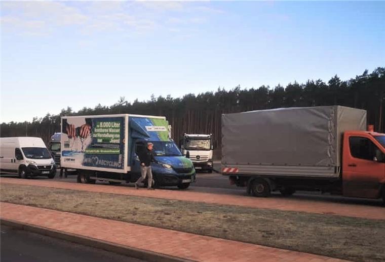 Geestland: Hilfskonvoi kommt bei Fahrt durch Polen gut voran Pause in Polen. Zeit zum Ausruhen für die Fahrer aus Geestland, die seit Mitternacht unterwegs sind.