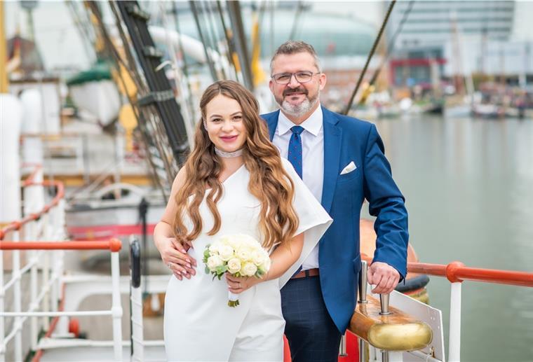 Bremerhaven: Vier neue Orte für die Außentrauung Pawel und Inesa Byglewski haben als erstes Brautpaar auf der „Schulschiff Deutschland“ am Neuen Hafen in Bremerhaven geheiratet.