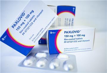 Das Medikament Paxlovid vom US-Pharmakonzern Pfizer gegen Covid-19 liegt auf einem Tisch.