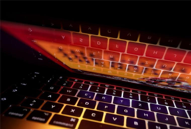 Ein aufgeklappter Laptop.