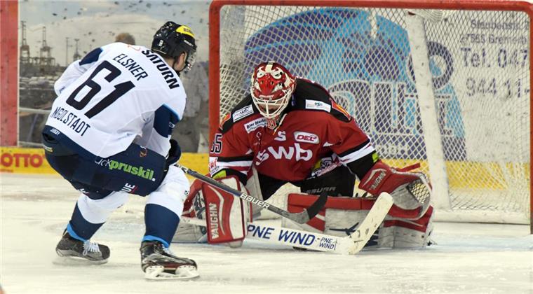 Fotogalerie: Die Pinguins ziehen ins Playoff-Viertelfinale ein Pech für Goalie Jerry Kuhn. Er wird von David Elsner getunnelt.