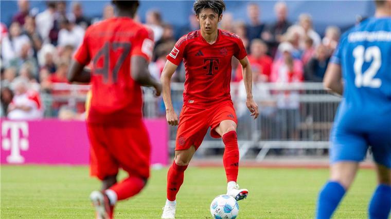 Pech für Hiroki Ito (M), im zweiten Testspiel für die Bayern verletzt er sich.