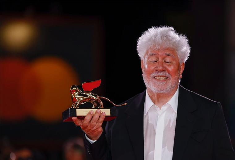 Schweres Thema, leichter Film: Almodóvar gewinnt in Venedig Pedro Almodóvar bricht in seinen Filmen oft Tabus.
